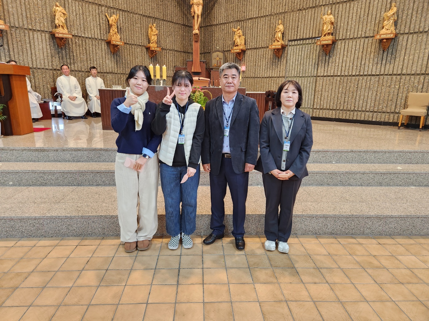 24-12-01-05 장학금전수 기념사진1733028482541-0.jpg