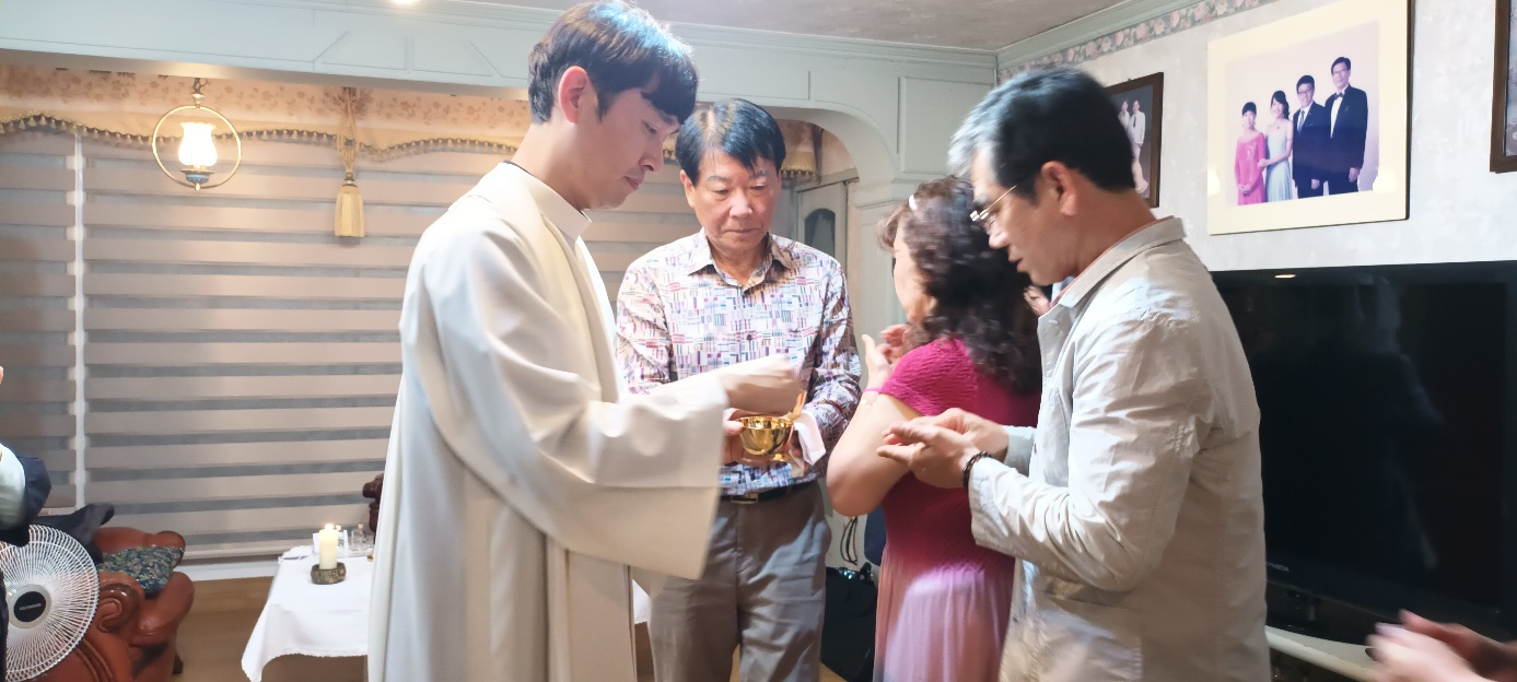 9구역미사 영성체 장면(양규식 에드문도).png